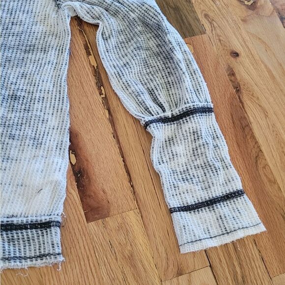 Melrose and Market Waffle Knit Thermal Distressed Burnout Top Medium M - Picture 2 of 9
